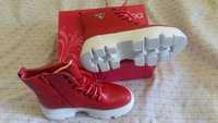 Красные  ботинки и босоножки