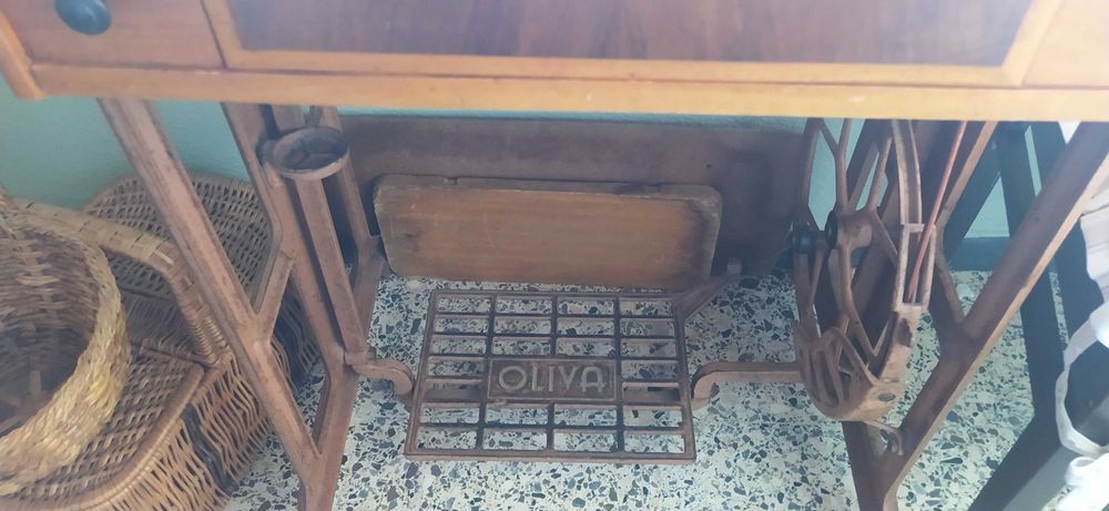 Máquina e mesa de Costura Oliva | A funcionar, bom estado