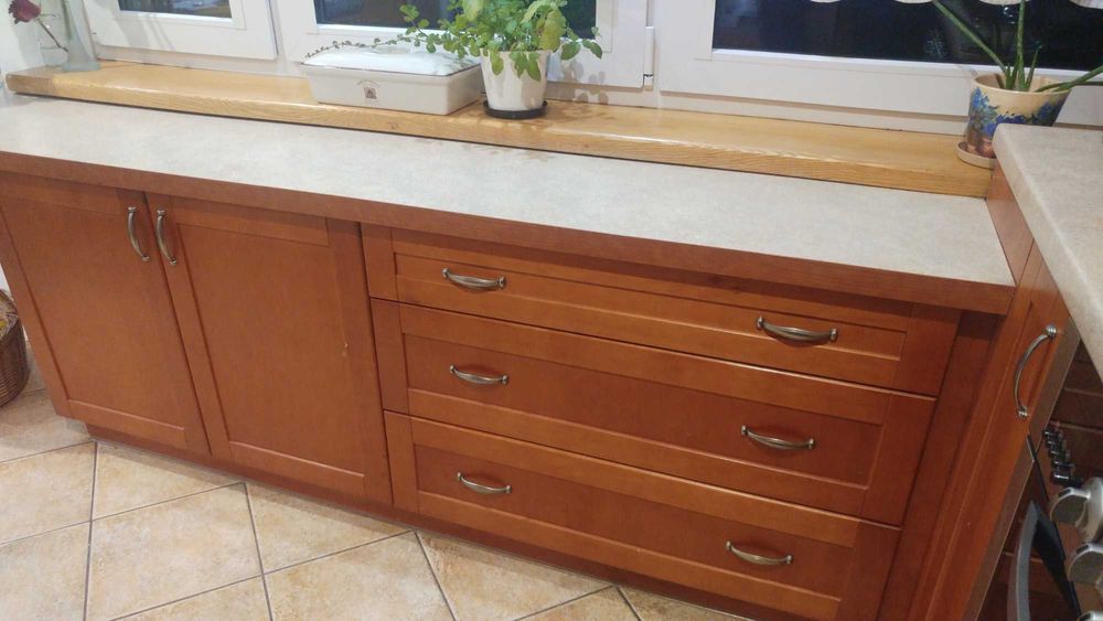 Meble kuchenne, komplet. Fronty z drewna.