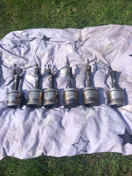 Case 1694 tłoki korbowody panewki David Brown