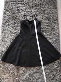 Сукня насичена чорного кольору.