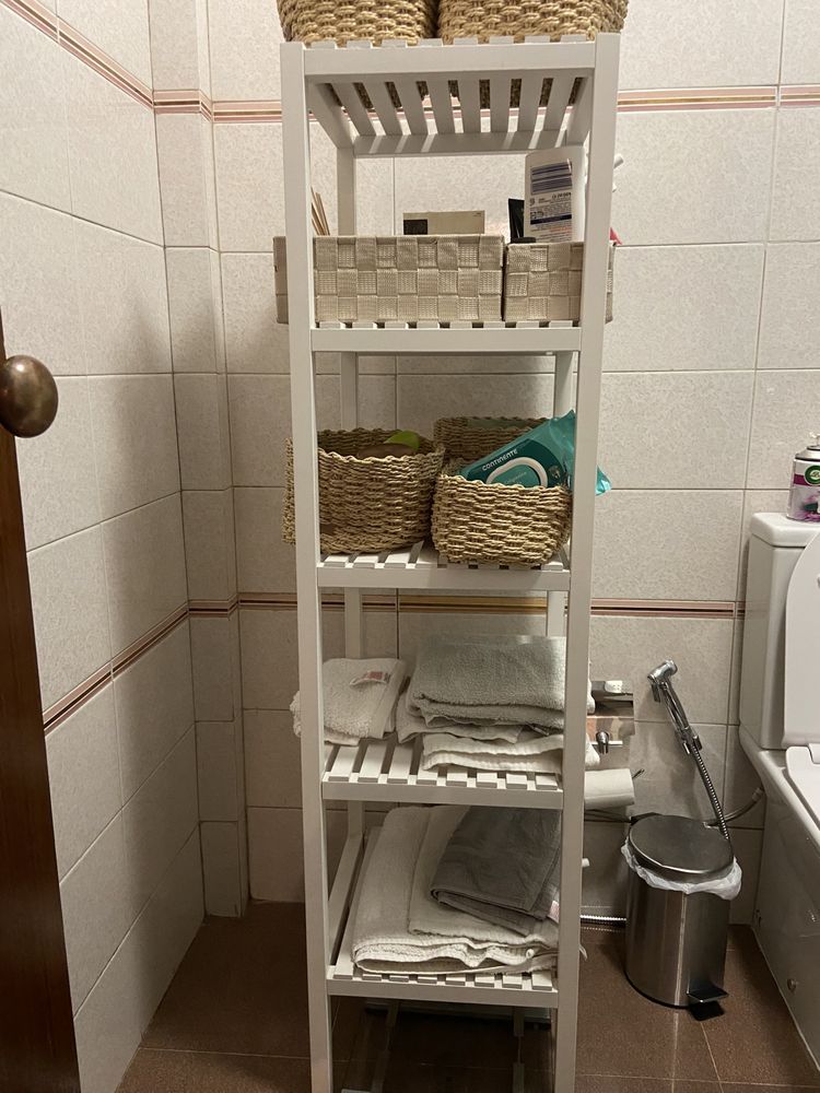 Estante branca em ótimo estado