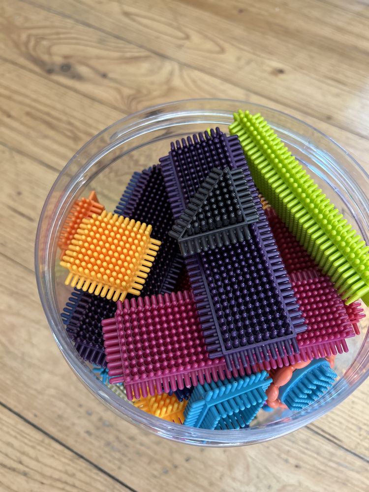 Klocki jeżyki marki B.Toys