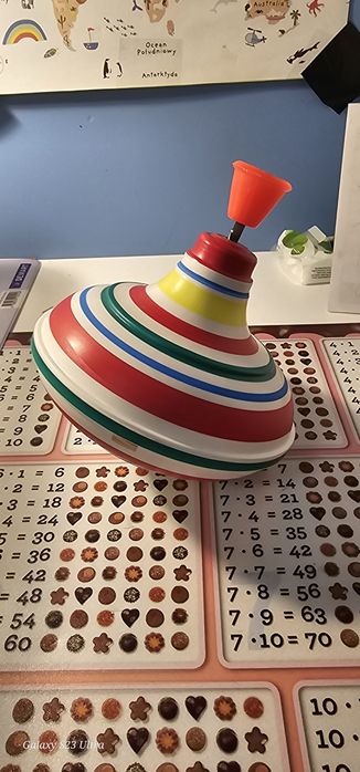 Zabawka bąk kolorowy