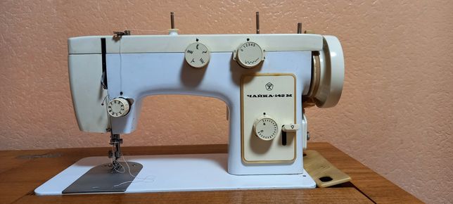 Швейная машинка Чайка 142-М с электроприводом