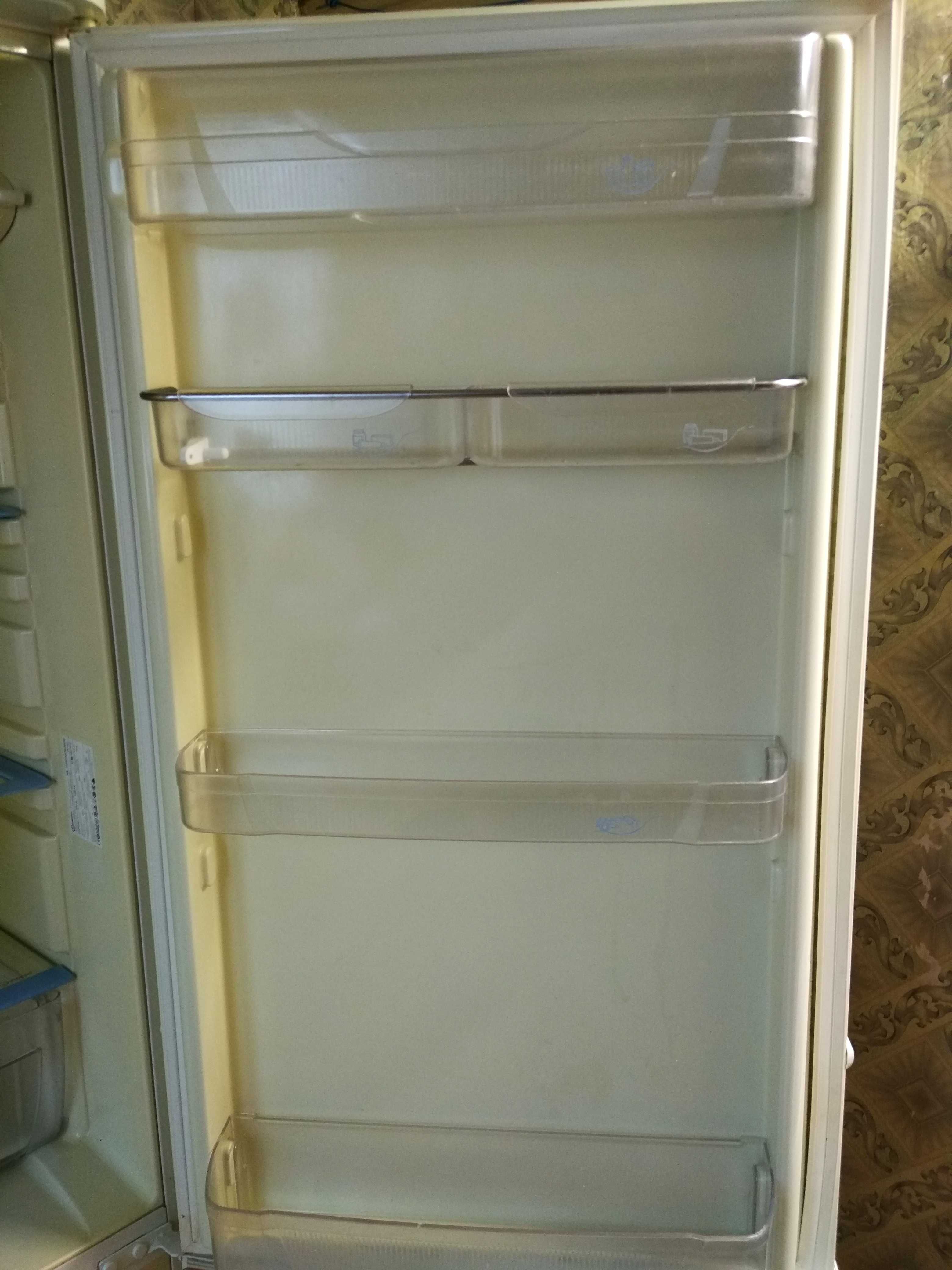 Холодильник INDESIT C138G не морозит