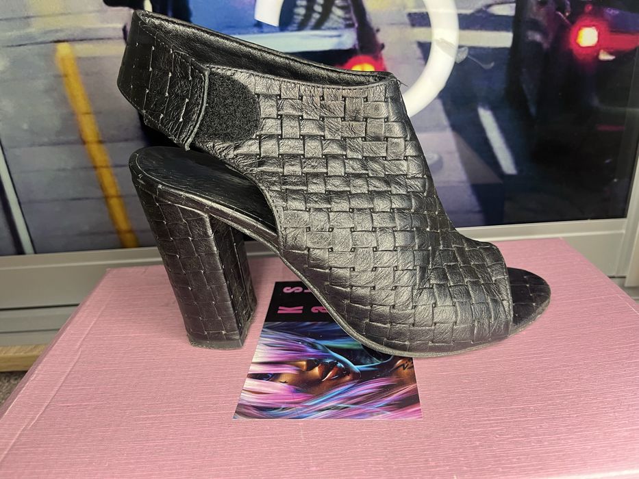 Жіночі босоніжки.