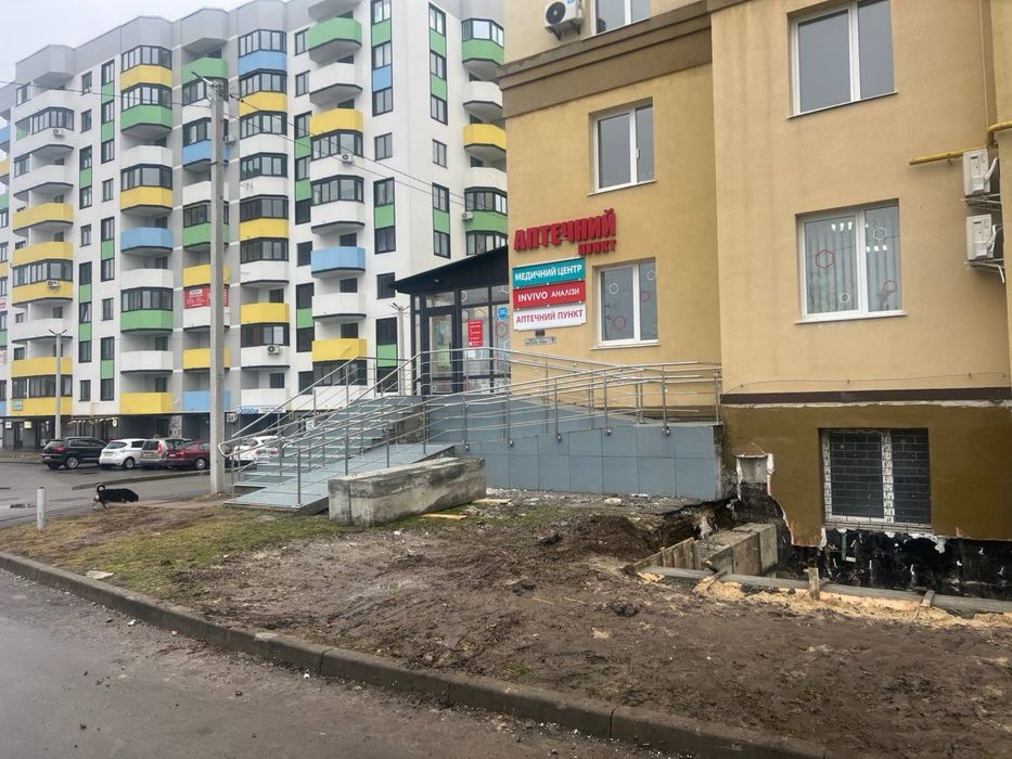 Здається в оренду цьокольне приміщення, окремий вхід з фасаду