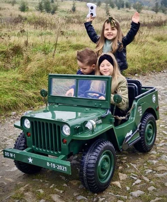 WOJSKOWY JEEP 24V 800W 4x4 Retro Elektryczny Auto Akumulator 3 DZIECI