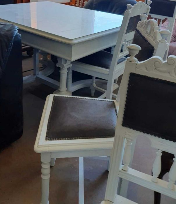 Eklektyczny zabytkowy stół i krzesła
