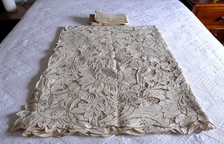 belíssima toalha de mesa, bordada, 2,50 x 1,60 m com 12 guadanapos.