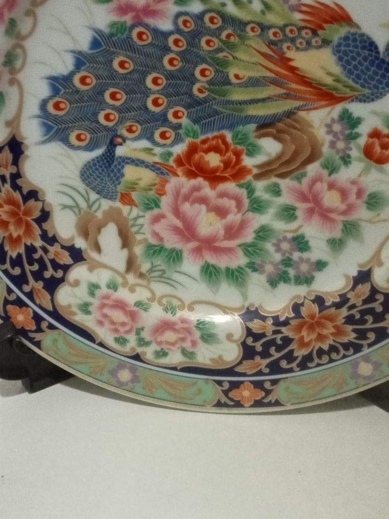 Belo prato de porcelana japonesa