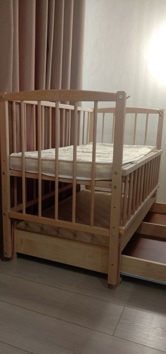 Дитяче ліжечко з шухлядою для речей