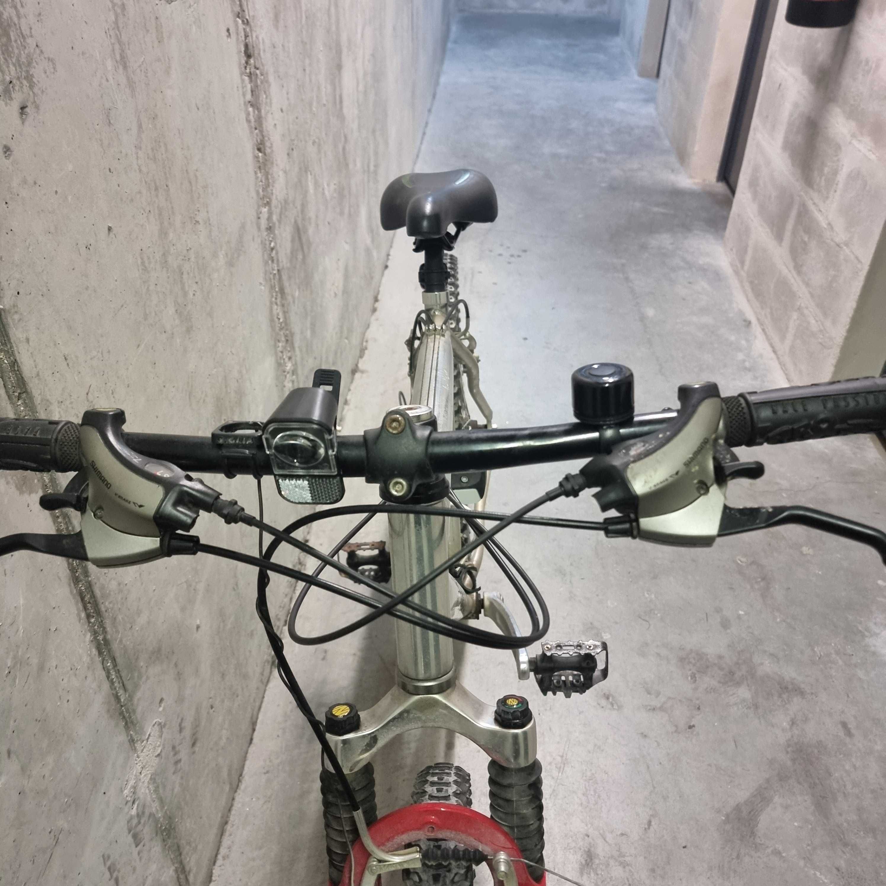 Bicicleta com acessórios shimano