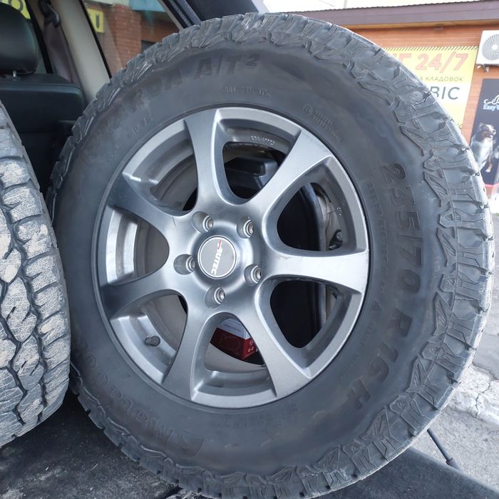 Подам комплект шини та диски r16 235/70