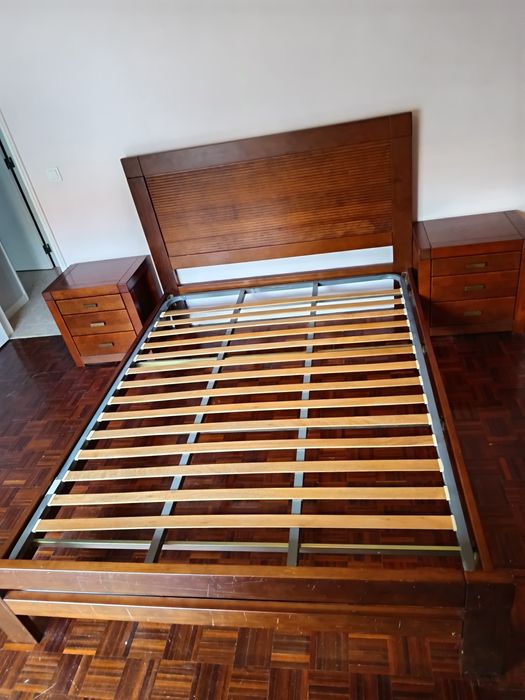Cama + mesinhas de cabeceira + comoda com espelho