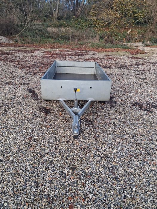 Sprzedam przyczepkę samochodowa marki wariant  500dmc