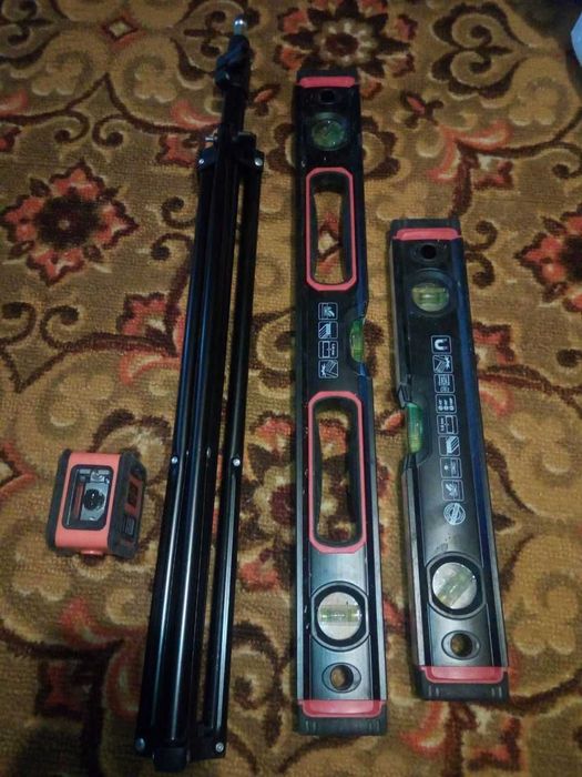 лазерний рівень FOTON з штативом та будівельні рівні з магнітом