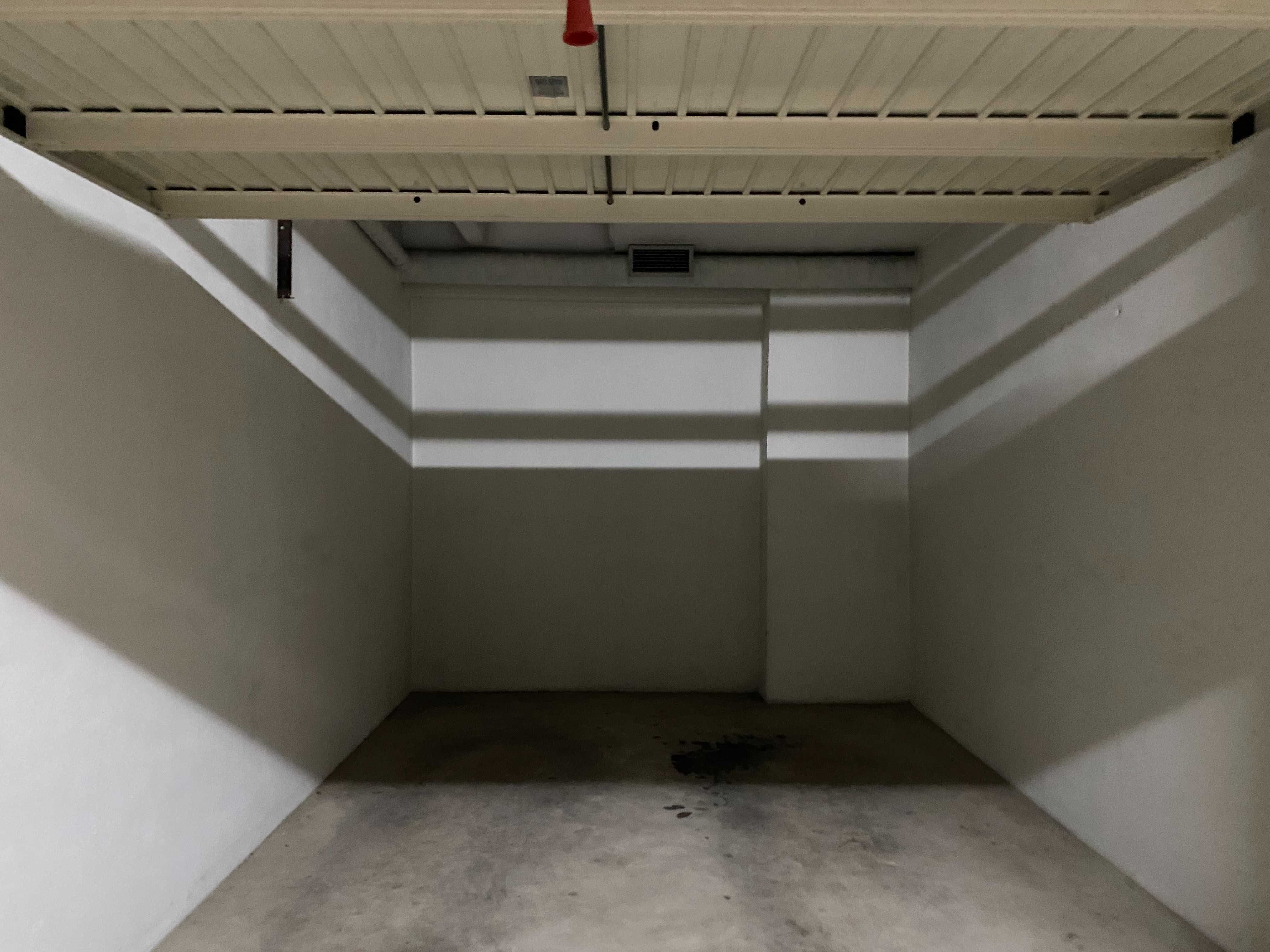 Garagem na Solum, Rua Jorge Anjinho, Coimbra