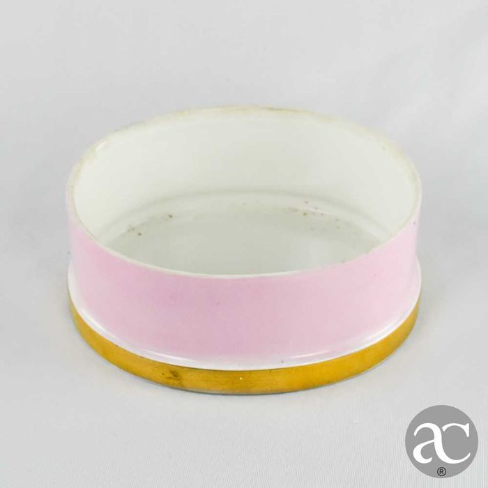 Caixa oval, porcelana Vista Alegre decorada com flores e dourados