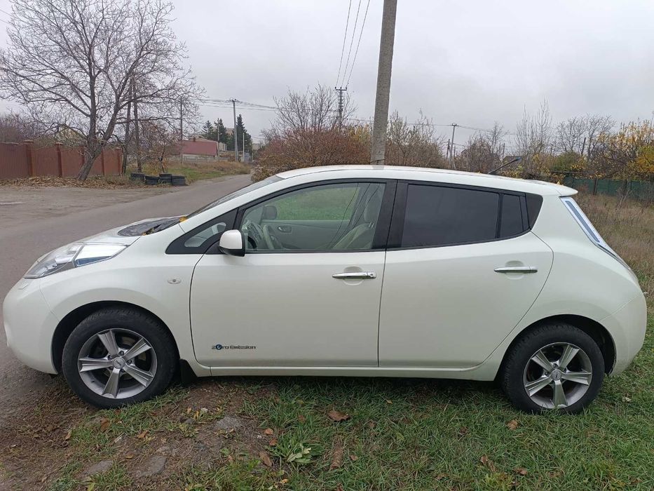 Продам свіжопригнаний Nissan Leaf  2012.батарея 9 палок!!!