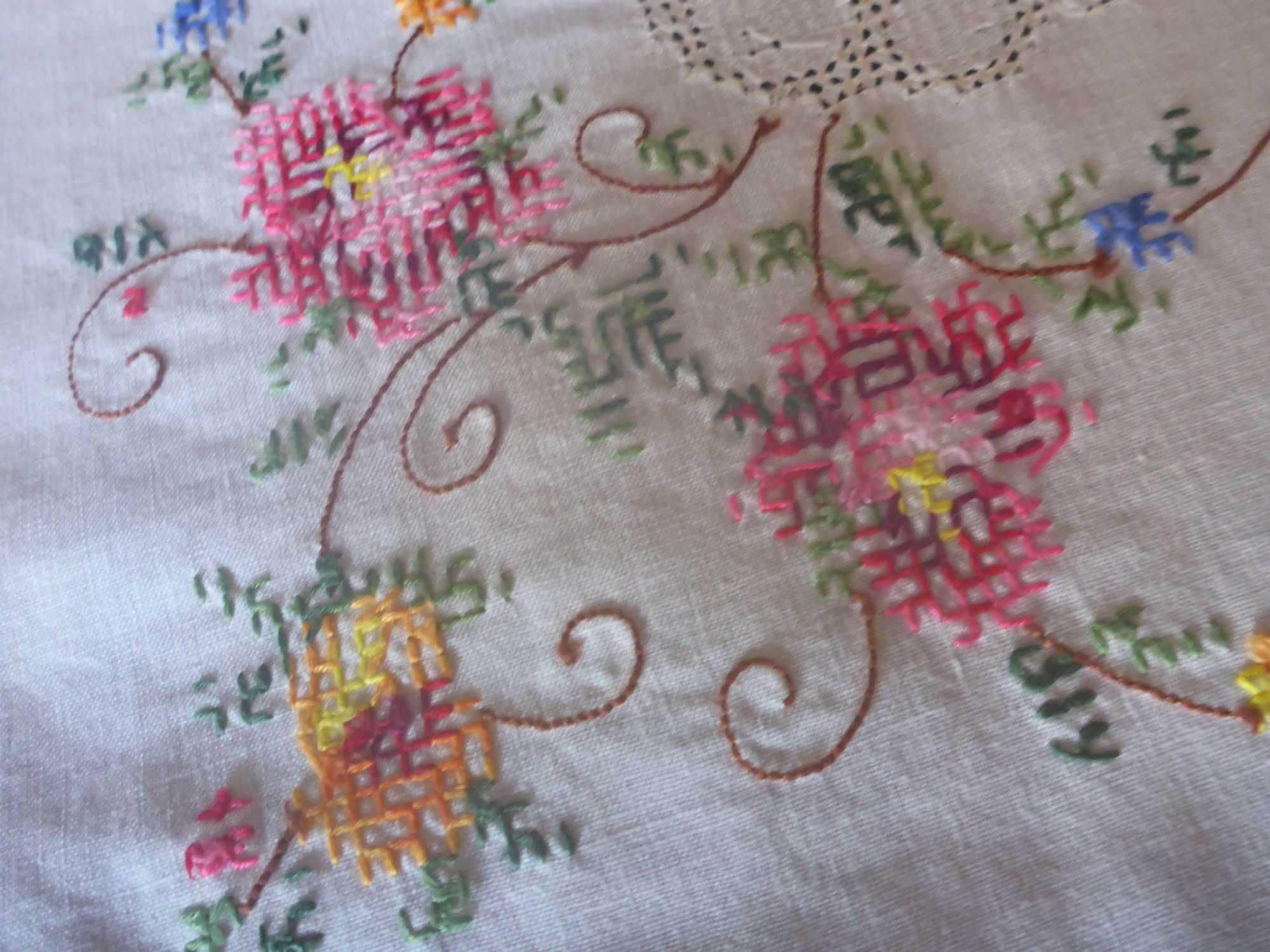 Toalha de linho abundantemente bordada a ponto cruz e renda 125x125cm