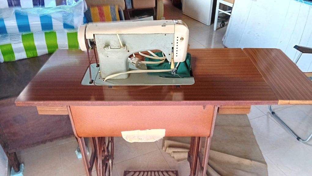 Máquina de Costura OLIVA 512 – Completa, a Funcionar