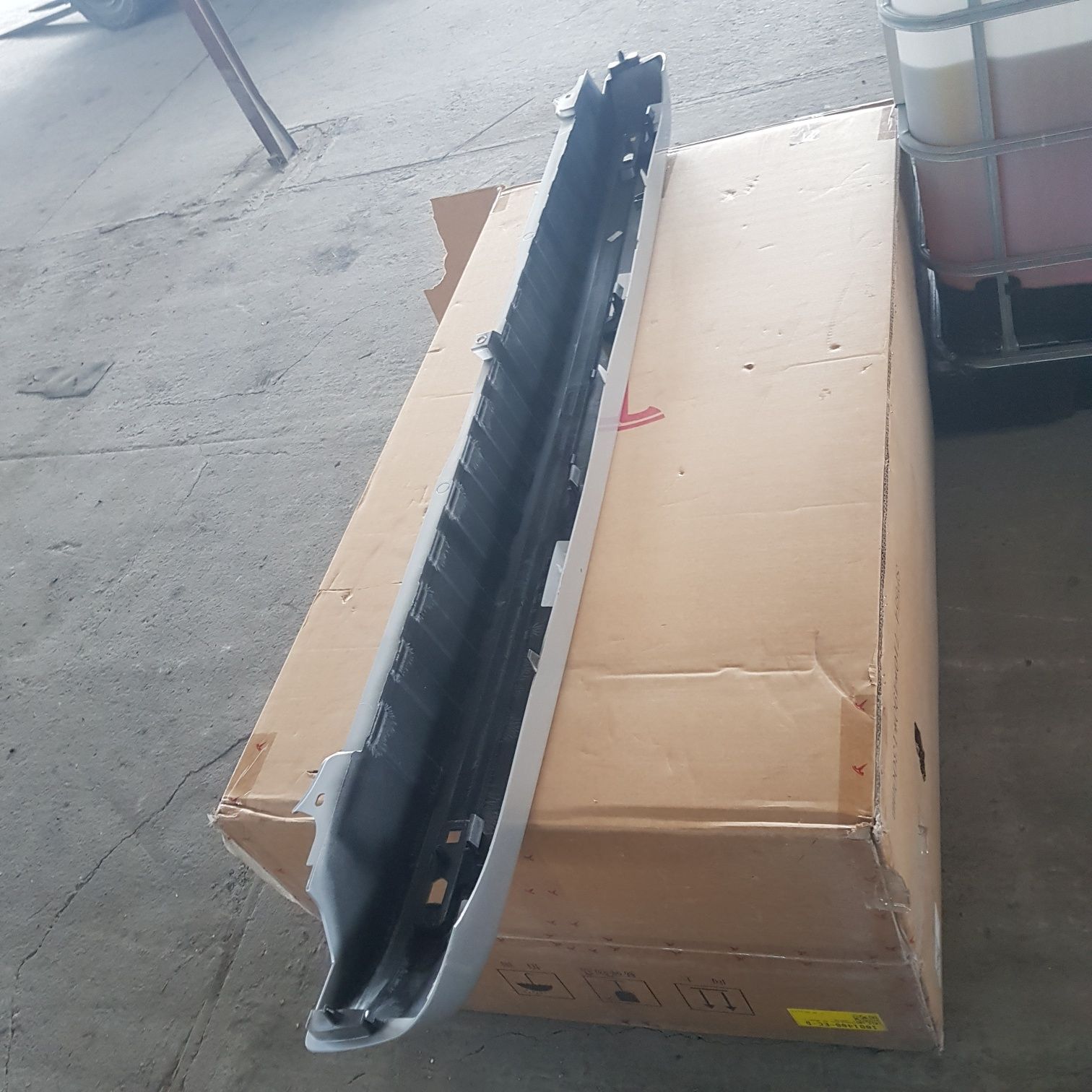Бампер заднiй середня частина   RENAULT Trafic 14-  850106047R
