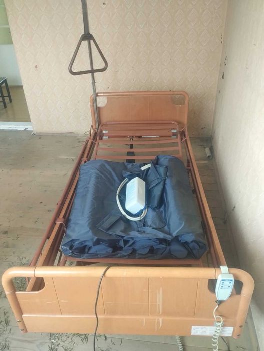 Łóżko medyczne z pilotem do sterowania plus materac przeciwodleżynowy