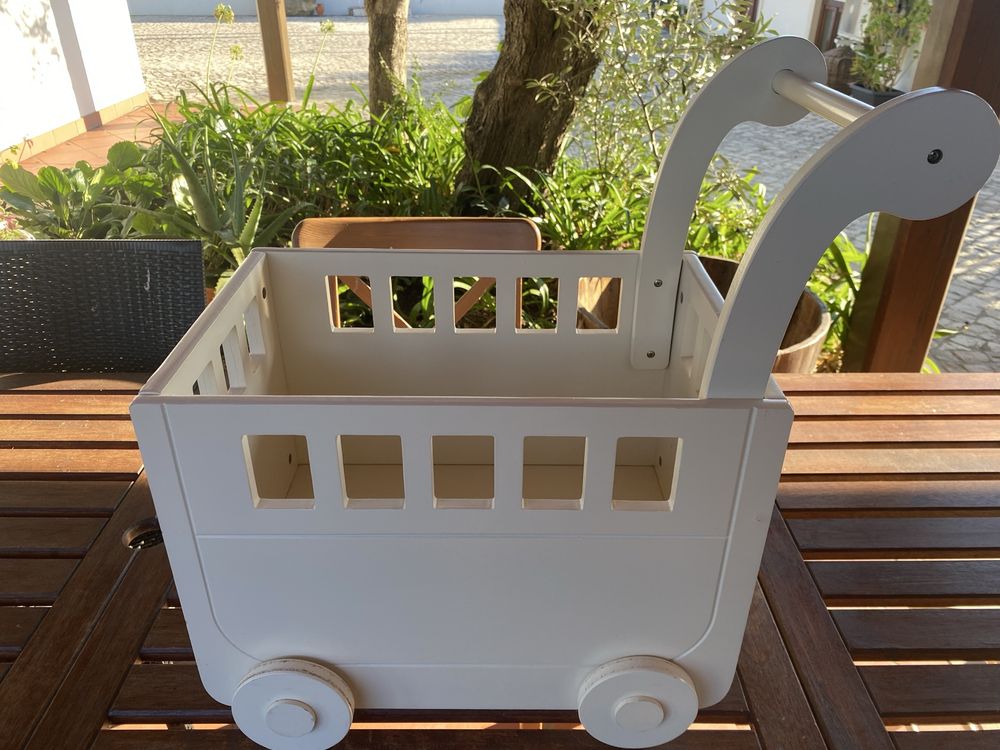 Carrinho de madeira para brinquedos / cesto para brinquedos