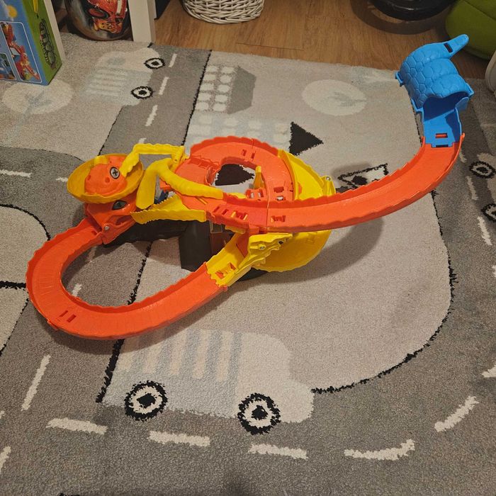 Zakrecony tor hot wheels