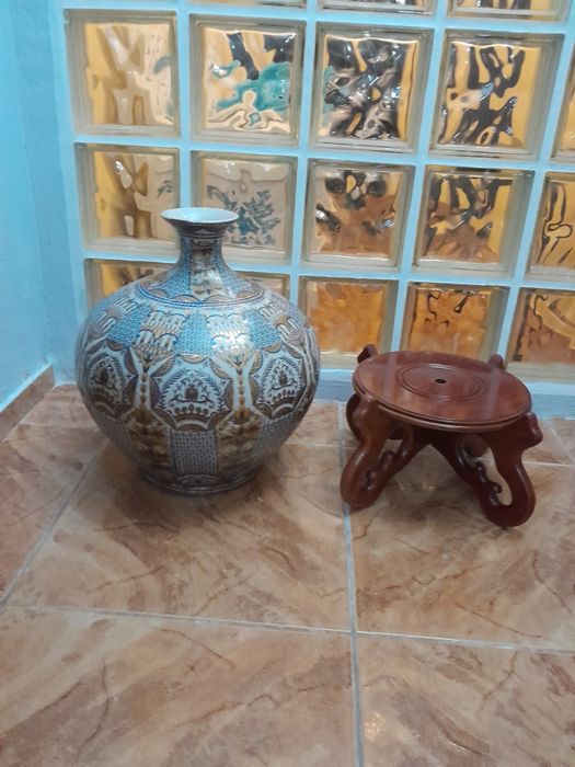 Pote grande de louça, com suporte em madeira de mogno