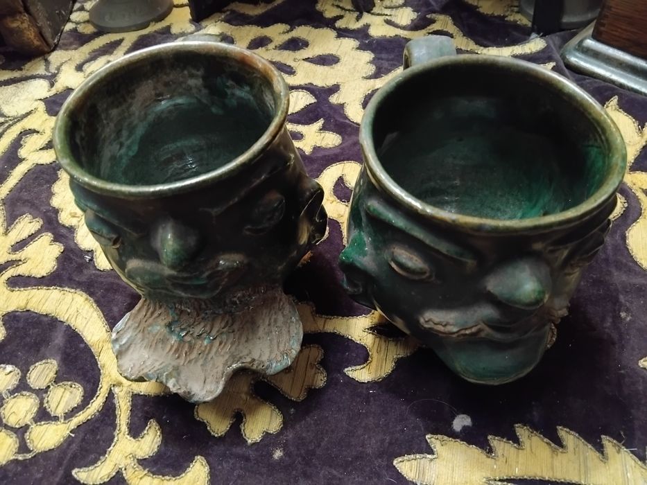 Par de canecas figuras  antropomorficas em cerâmica  vidrada