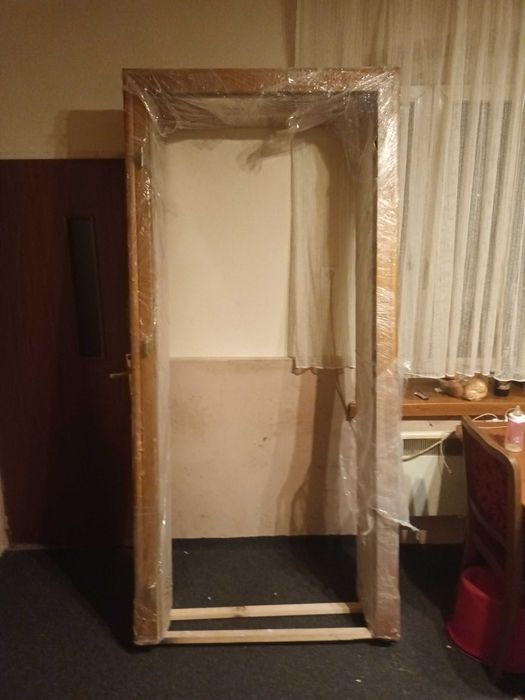 Drzwi drewniane z witrazem