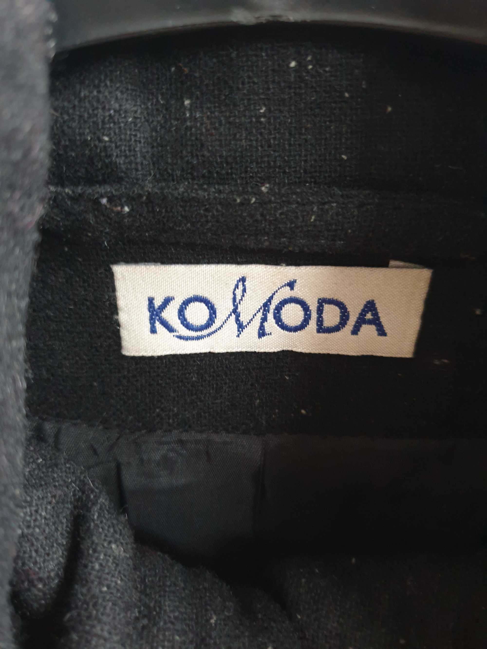 Czarny wełniany płaszcz płaszczyk ze stójką polskiej marki Komoda 36