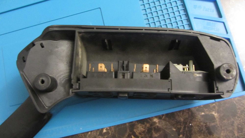 Внутрішня ліва ручка під ЕСП та електродзеркала в зборі Audi 80 B4.