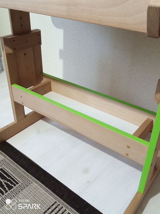 Дитяча парта з регулюванням висоти