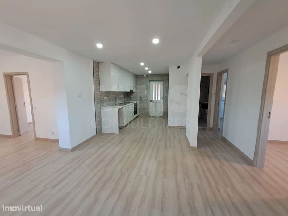 Moradia T3 com comércio e terraço no Coto