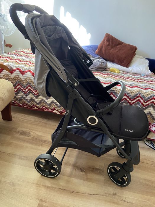 Vendo carrinho de bebe, com uma avaria no encosto