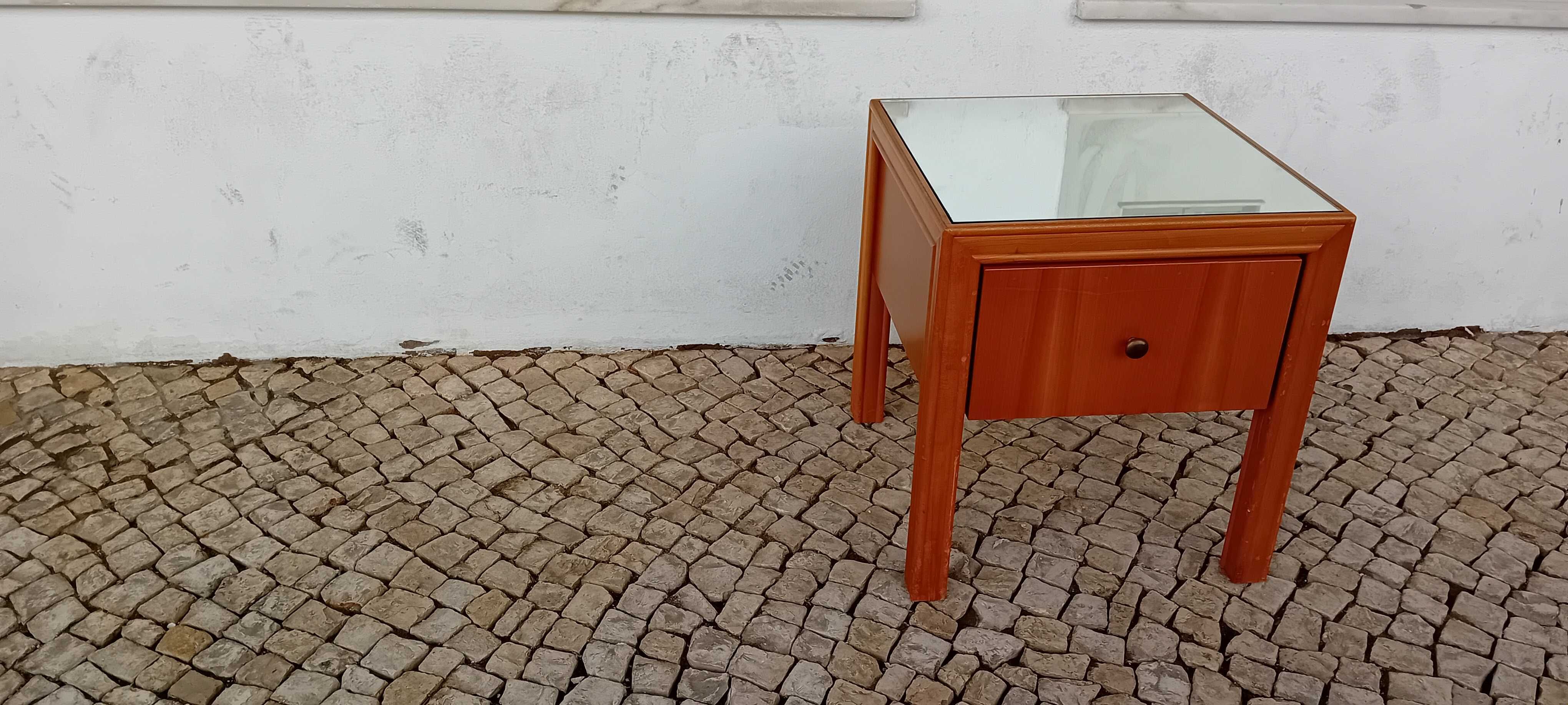 Baixa de preço! Mesas de cabeceira quadradas!