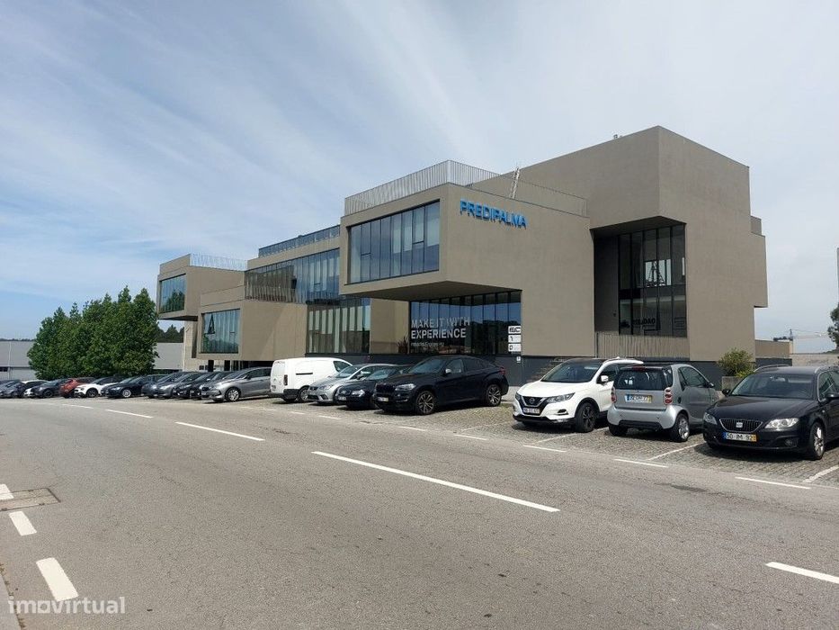 Armazém novo, na zona industrial da Maia (Gemunde), com área de 599m2