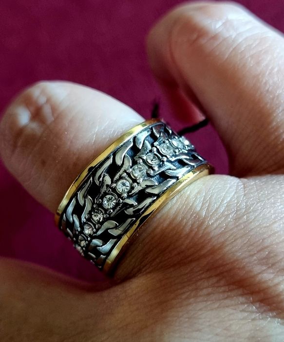 Anel bicolor, em aço, com fiada de zirconias no centro. T18