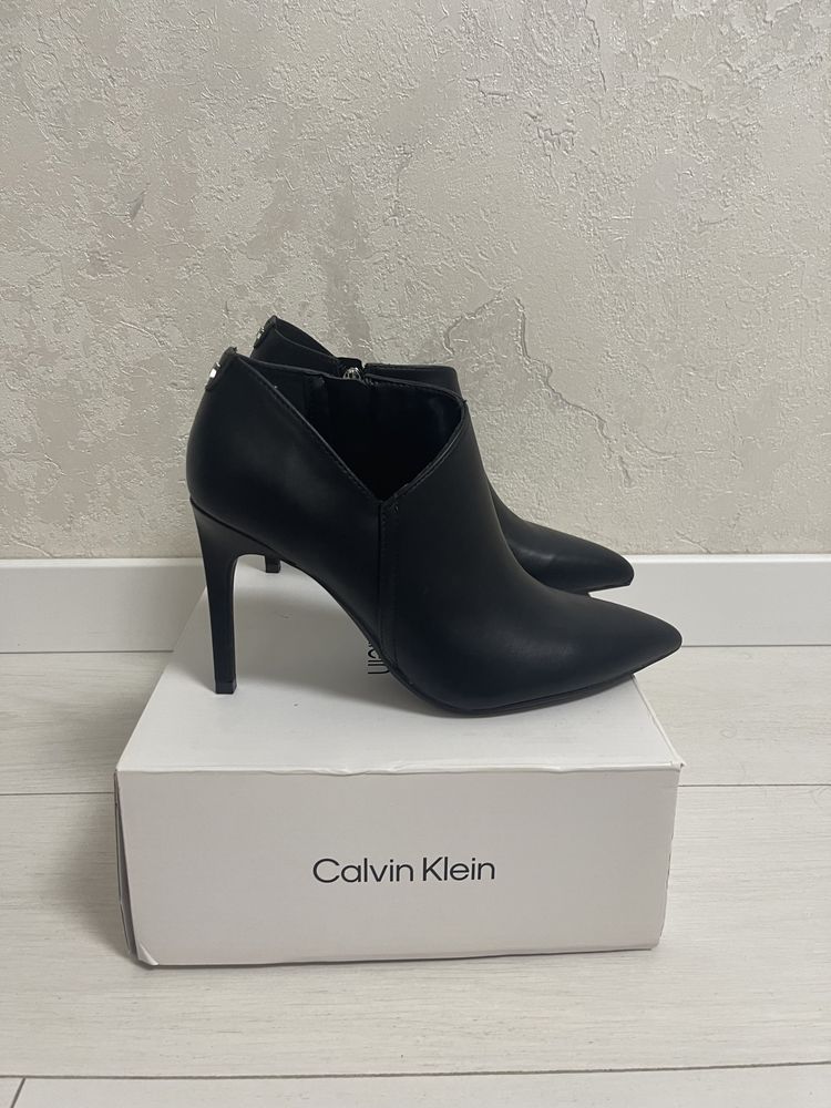 Продам ботинки Calvin Klein 39