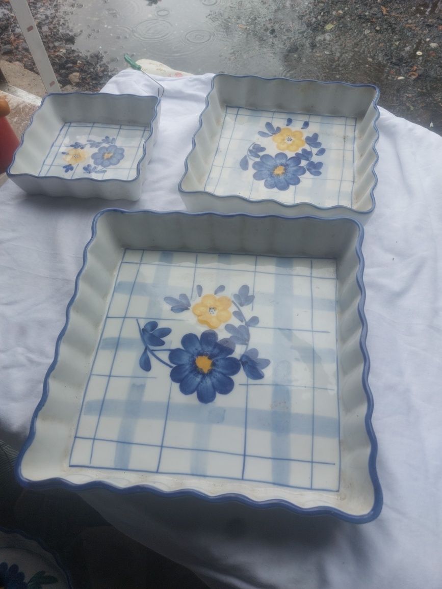 Elegancki zestaw ceramicznych talerzy PRL