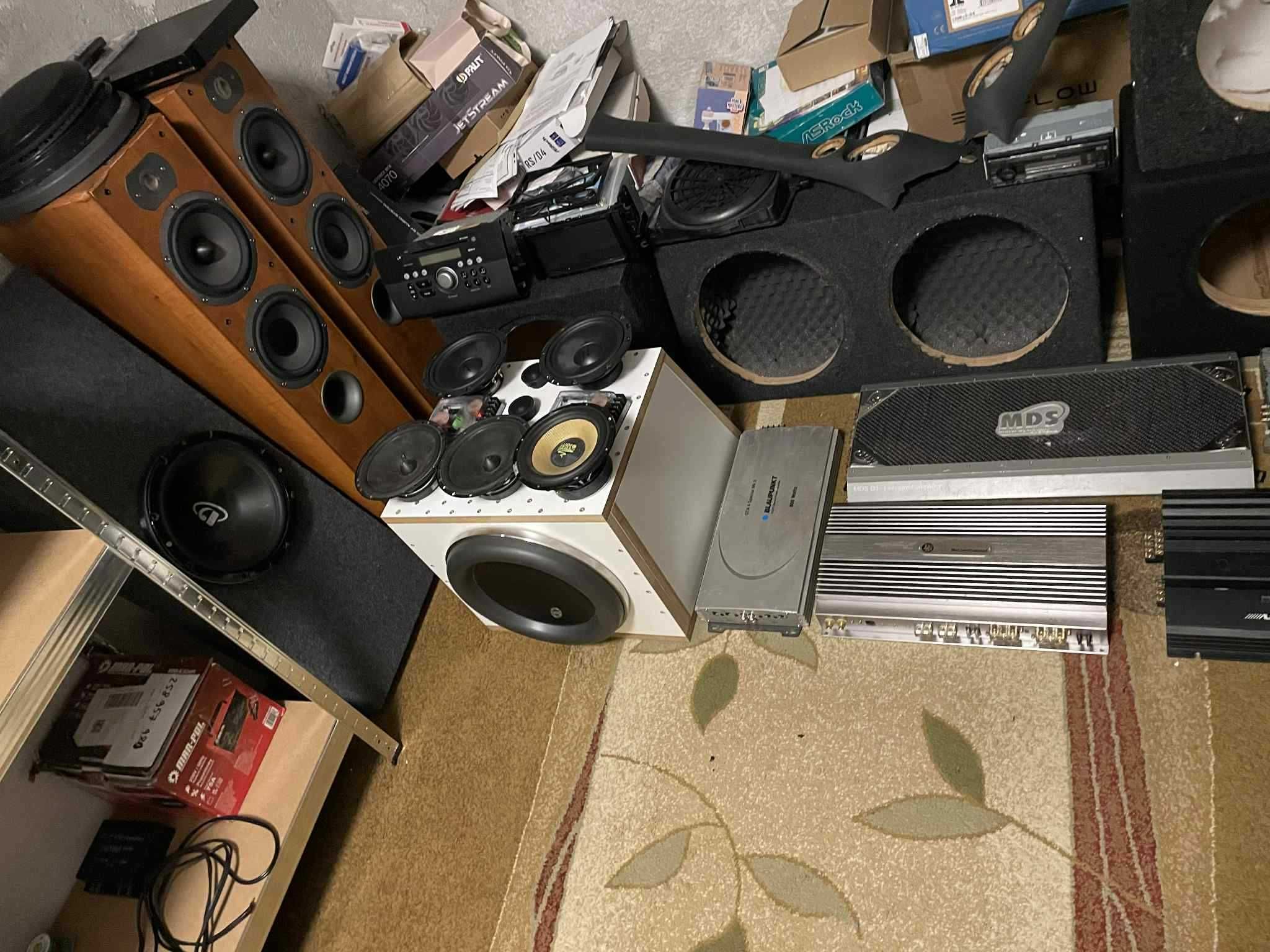 komplet, zestaw sprzętów Car-Audio, skrzynia basowe, wzmacniacze itp