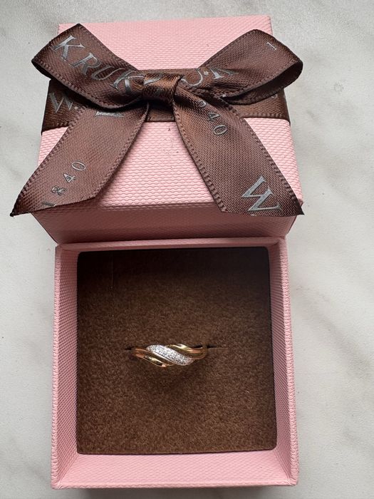 Pierścionek zloty z diamentami