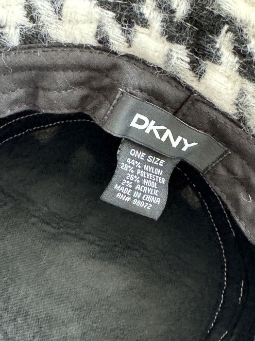 Тепла осіньо/зимова шапка DKNY