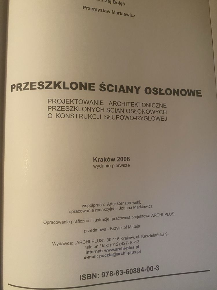Przeszklone ściany osłonowe.