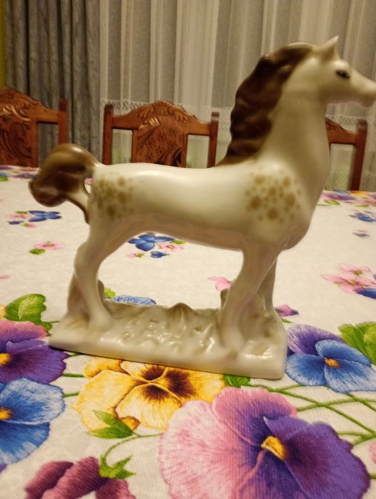 Порцелянові статуетки.