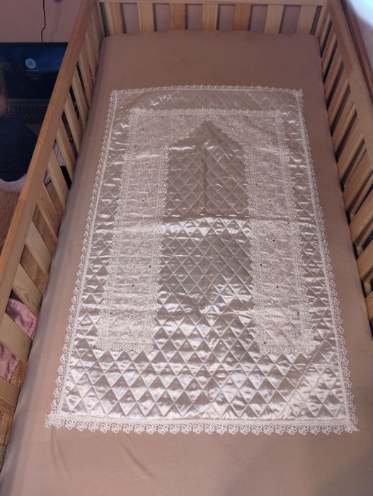 Ozdobne nakrycie/narzuta na łóżeczko dziecięce